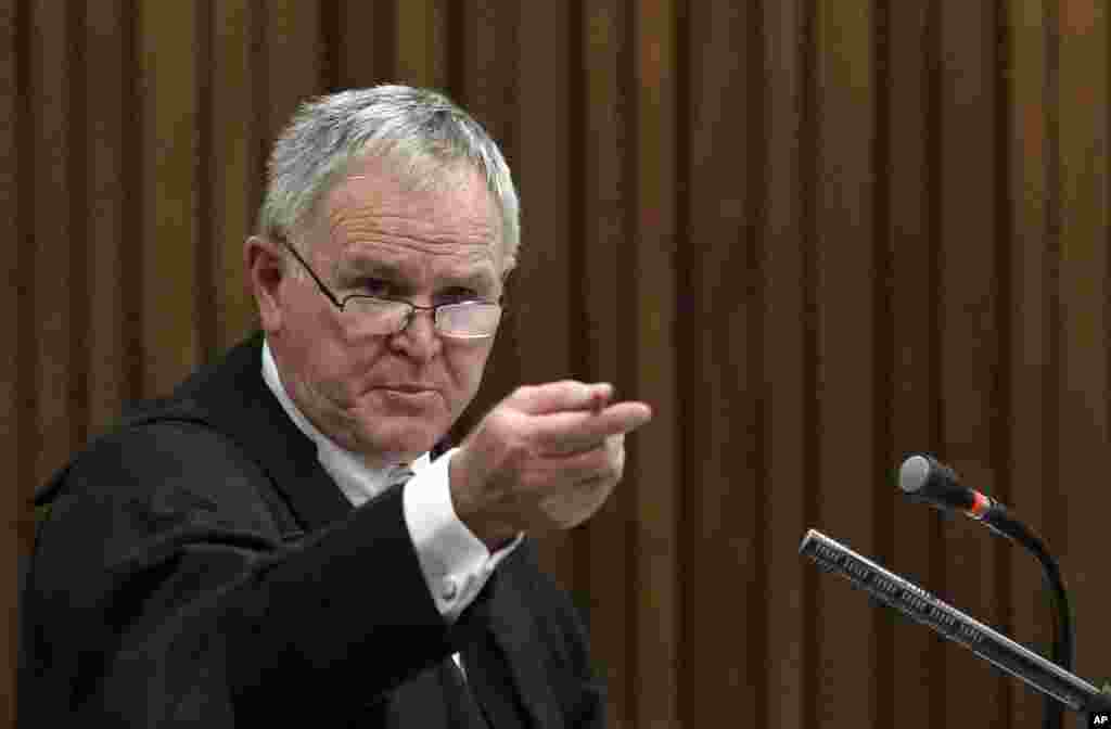Defense lawyer Barry Roux gestures during the fourth day of sentencing proceedings in Pretoria, Oct. 16, 2014.