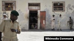 Des gardiens de prison se tiennent devant une cellule de la prison centrale de Mogadiscio, le 10 décembre 2013. AU UN IST PHOTO / Tobin Jones