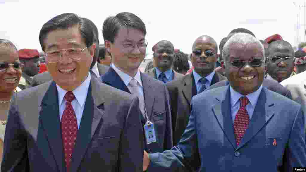 Le président mozambicain Armando Guebuza (d) accueille son homologue chinois Hu Jintao (g) à Maputo, le 8 février 2007.