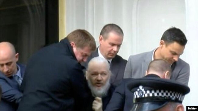 Cảnh sát Anh bắt ông Assange hôm 11/4/2019.