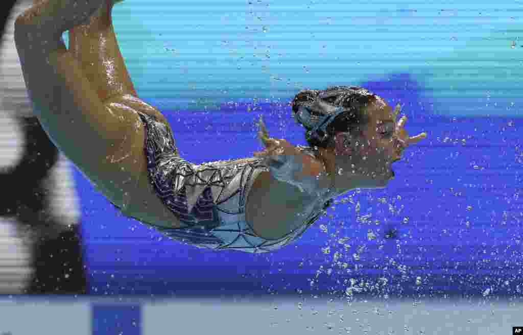 ثبت لحظه ای از نمایش &laquo;شنای موزون&raquo; یکی از ورزشکاران تیم ملی ایالات متحده در&nbsp;مسابقات جهانی شنا و شیرجه در کره جنوبی.&nbsp;