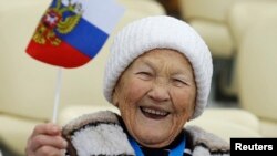 Ruskinja prati žensku trku na 5.000 metara u brzom klizanju u Adler Areni u Sočiju, 19. februara 2014.