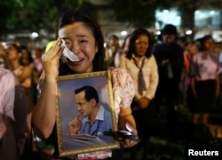 A woman weeps after an announcement that Thailand's King Bhumibol Adulyadej has died, at the Siriraj hospital in Bangkok, Thailand, Oct. 13, 2016.