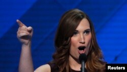 Aktivis LGBTQ Sarah McBride dalam Konvensi Nasional Partai Demokrat di Philadelphia, Pennsylvania, 28 Juli 2016. (Foto: Mike Segar/Reuters)