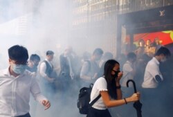 La policía ha arrojado gases lacrimógenos con frecuencia para dispersar a los manifestantes.