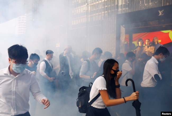 La policía ha arrojado gases lacrimógenos con frecuencia para dispersar a los manifestantes.