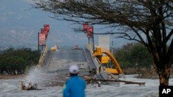 El sábado todavía continuaban los trabajos de búsqueda de más vítimas. Esta es la vista de un puente destruido.