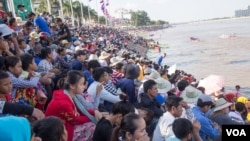 People watch the boat race during the first day of annual Water Festival on the bank of Tonle Sap River in Phnom Penh on Sunday, November 13, 2016. this year, the water festival takes place from 13 to 15 of November, with about 259 racing boats, mostly from Cambodian provinces along the Mekong River. (Leng Len/VOA Khmer) 