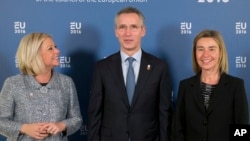Genertalni sekretar NATO-a Jens Stoltenberg (u sredini), visoka predstavnica EU Federika Mogerini (desno) i ministarka odbrane Holandije Dženin Henis-Plašert 
