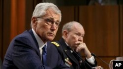 Menhan AS Chuck Hagel (kiri) dan Jenderal Martin Dempsey memberikan keterangan di depan Komite Kongres AS.