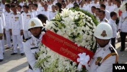 Flowers are carried marking the third-year anniversary of the the late King Noromdom Sihanouk on Sihanouk Boulevard in Phnom Penh, Cambodia on October 15, 2015. (Photo: Leng Len/VOA Khmer)