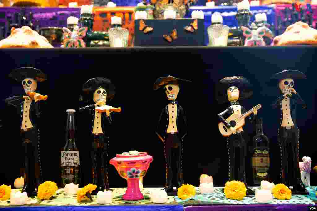 Mariachis en un altar del Día de los Muertos, presentados durante la celebración en el museo Smithsonian. Washington DC, Octubre 2018.