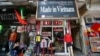 Một cửa hàng bán quần áo ở Hà Nội. Nền kinh tế Việt Nam đang có những dấu hiệu phục hồi vào đầu năm 2024 nhưng vẫn đối mặt với những thách thức ngắn hạn và dài hạn, theo Standard Chartered.