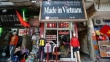 Một cửa hàng bán quần áo ở Hà Nội. Nền kinh tế Việt Nam đang có những dấu hiệu phục hồi vào đầu năm 2024 nhưng vẫn đối mặt với những thách thức ngắn hạn và dài hạn, theo Standard Chartered.