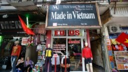 Một cửa hàng bán đồ may mặc xuất khẩu của Việt Nam ở Hà Nội. Xuất khẩu sụt giảm do lạm phát cao và nhu cầu giảm sút khiến tăng trưởng kinh tế của Việt Nam trong quý 1 chậm lại.