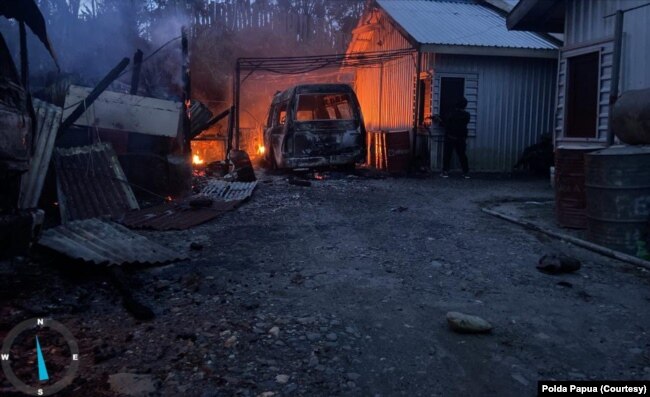 Baku tembak dan pembakaran kembali terjadi di Intan Jaya, Papua, Sabtu (30/10). (Foto: Courtesy/Polda Papua)