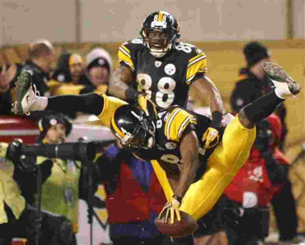 Antonio Brown y Emmanuel Sanders celebran la anotación de su equipo Pittsburgh Steelers.