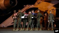 Soldados de la Marina de Estados Unidos trasladan el féretro con los restos mortales del sargento Christopher Slutman, uno de los tres soldados estadounidentes asesinados por una bomba caminera en Afganistán, el 11 de abril de 2019.