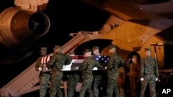 Marines estaounidenses trasladan el féretro con los restos mortales del sargento Christopher Slutman, uno de los tres soldados estadounidentes asesinados por una bomba en Afganistán, el 11 de abril de 2019.