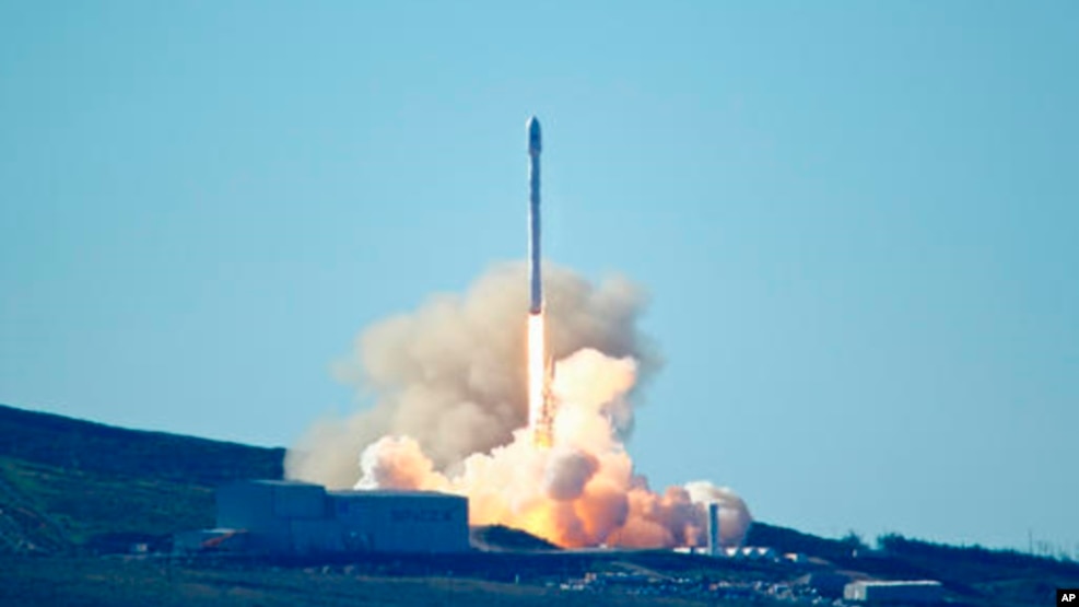 Phi thuyền Falcon 9 của SpaceX rời mặt đất tại Căn cứ Không quân Vandenburg, bang California, Mỹ, ngày 14 tháng 1, 2017.