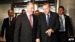 Portparol iračkog parlamenta dočekao delegaciju koju predvodi turski premijer Redžep Tajip Erdogan, 28. mart 2011.