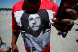 Seorang pengunjuk rasa mengenakan kaos dengan gambar Colin Kaepernick selama protes terhadap kebrutalan polisi dan ketidaksetaraan rasial setelah kematian George Floyd, di Inglewood, California, AS, 11 Juni 2020. (Foto: Reuters)