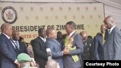 Presidente moçambicano Filipe Nyusi saudando o Presidente zimbabueano Mnangagwa na sua tomada de posse