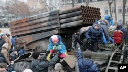 지난해 2월 우크라이나 정부군이 빼앗은 러시아산 대포가 키예프 거리에 전시되어 있다. 어린아이들이 대포에 올라타 구경하고 있다. (자료사진)