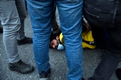 Polisi Turki menangkap seorang mahasiswa dalam aksi unjuk rasa yang berujung bentrokan dengan aparat di Universitas Bogazici, Istanbul, Selasa, 2 Februari 2021.