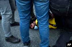 Polisi Turki menangkap seorang mahasiswa dalam aksi unjuk rasa yang berujung bentrokan dengan aparat di Universitas Bogazici, Istanbul, Selasa, 2 Februari 2021.