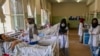 Arhiva - Medicinske sestre staraju se o pacijentima u Vazir Akbar Kan bolnici u Kabulu, Avganistan, 1. septembra 2021.
