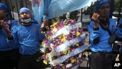 Members of Indonesian Workers Union (SPSI) pray outside the Ministry of Energy And Natural Resources in Jakarta, Indonesia during a solidarity rally for the victims of the collapsed mine at a Freeport mining area in Papua province, May 21, 2013. 