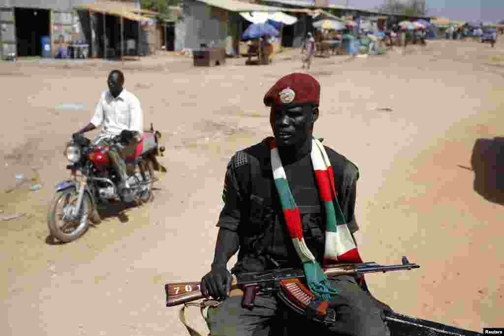 An SPLA soldier rides in a vehicle in Juba, Dec. 21, 2013.