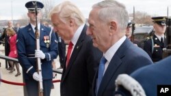 2017年1月27日美国国防部长吉米·马蒂斯(右)和美国总统唐纳德·川普走进五角大楼