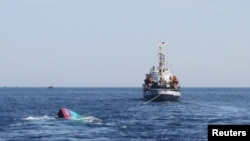 Thuyền đánh cá của ngư dân Việt Nam (trái) bị đâm chìm bởi tàu Trung Quốc, ngày 29/5/2014.