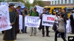 示威者在中國駐蒙古烏蘭巴託大使館外舉行抗議，要求保護內蒙古人的民族權利，土地和文化。（2011年5月29日）