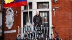 Nhà sáng lập WikiLeaks Julian Assange phát biểu từ ban công của Đại sứ quán Ecuador ở London, Anh, ngày 19/5/2017.