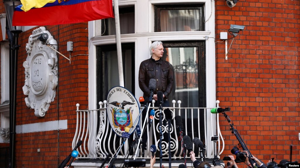 Tư liệu - Người sáng lập WikiLeaks Julian Assange phát biểu từ ban-công đại sứ quán Ecuador ở London, Anh, ngày 19 tháng 5, 2017.