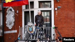 Tư liệu - Người sáng lập WikiLeaks Julian Assange phát biểu từ ban-công đại sứ quán Ecuador ở London, Anh, ngày 19 tháng 5, 2017.