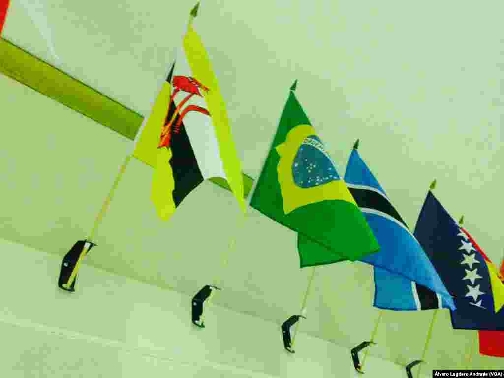 Bandeira Brasil no corredor da Voz da América em Washington