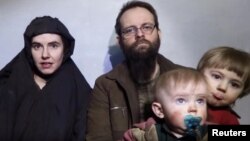 Imágen del video colgado por el talibán el 19 de diciembre en que se muestra a la familia Boyle.