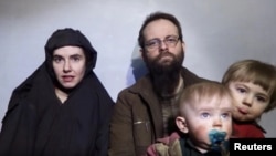 Esta imagen tomada de un video divulgado por el Talibán muestra a la Caitlan Coleman, su esposo y dos de sus hijos el 19 de diciembre de 2016.
