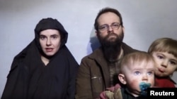 Hình ảnh gia đình ông Joshua Boyle, bà Caitlan Coleman và hai người con trai từ video trên mạng truyền thông do Taliban đưa lên, ngày 19/12/2016. 