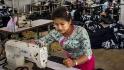 تھائی لینڈ میں گارمنٹس کی ایک فیکٹری میں ایک خاتون کام کر رہی ہے۔ فائل فوٹو