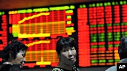 Chinese investors monitor their stock prices at a security firm in Hefei, east China's Anhui province, 14 Oct. 2010