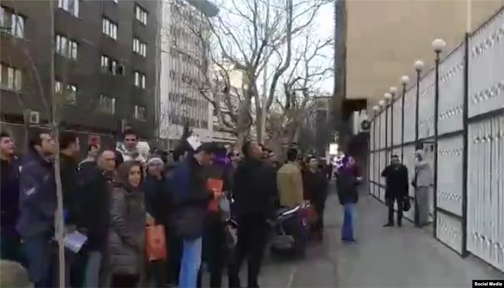 جمعی از ثبت‌نام کنندگان سایپا «سیتروین سی۳ » روز دوشنبه در اعتراض به قیمت اعلام شده فروش این خودرو از سوی شرکت سایپا مقابل مقابل وزارت صنعت، معدن و تجارت ایران تجمع کردند.