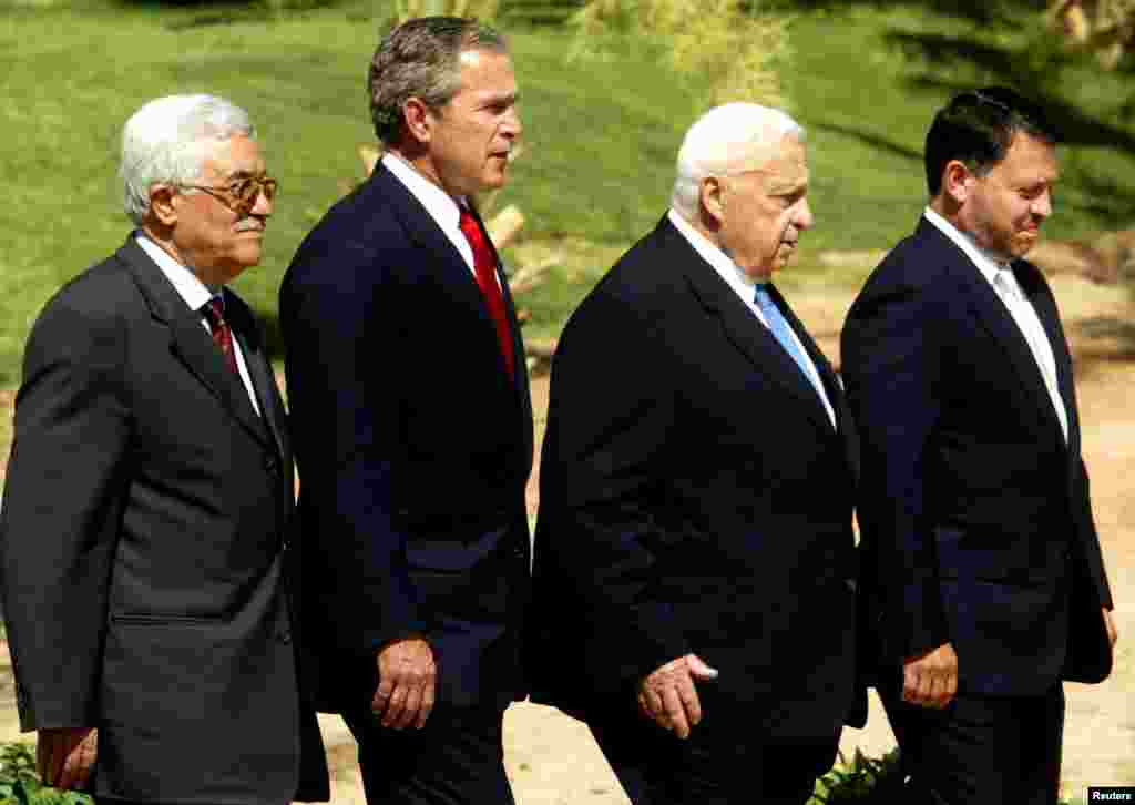 O primeiro-ministro palestiniano&nbsp;Mahmoud Abbas, O Presidente americano George W. Bush, o primeiro-ministro de Israel Ariel Sharon e o Rei Abdullah&nbsp;da Jordânia caminham para o pódio para o seu discurso final no encerramento da cimeira em Aqaba, Junho 4, 2003.