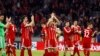 Les joueurs du Bayern Munich applaudissent leurs supporters après le match contre le Séville FC à Munich, Allemagne, le 11 avril 2018.