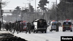 После нападения: военные автомобили и кареты скорой помощи у Мемориальной методистской церкви в Кветте. 17 декабря 2017 г.