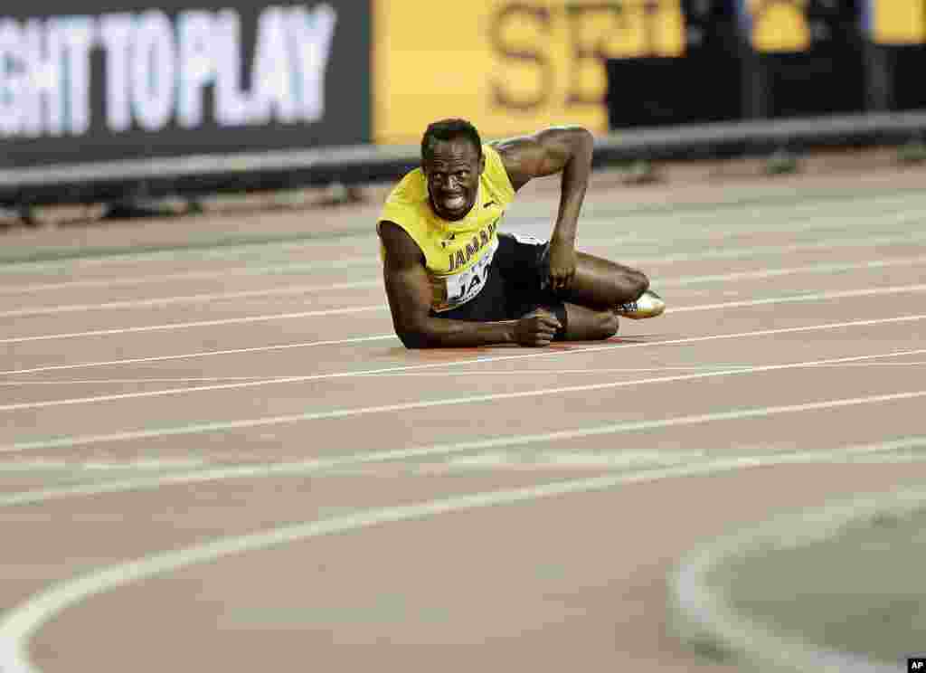 Le Jamaïcain Usain Bolt après s&rsquo;être blessé sur le 4x100 mètres lors du championnat du monde d&rsquo;athlétisme, à Londres, le 12 août 2017.